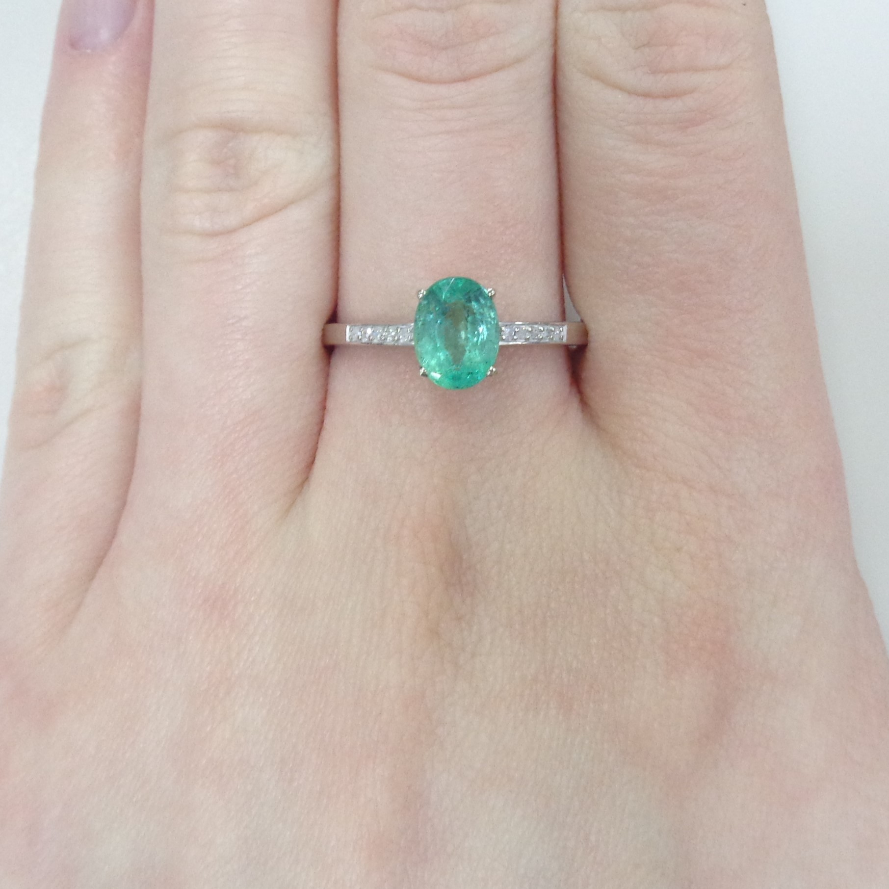 Кольцо из белого золота с изумрудом